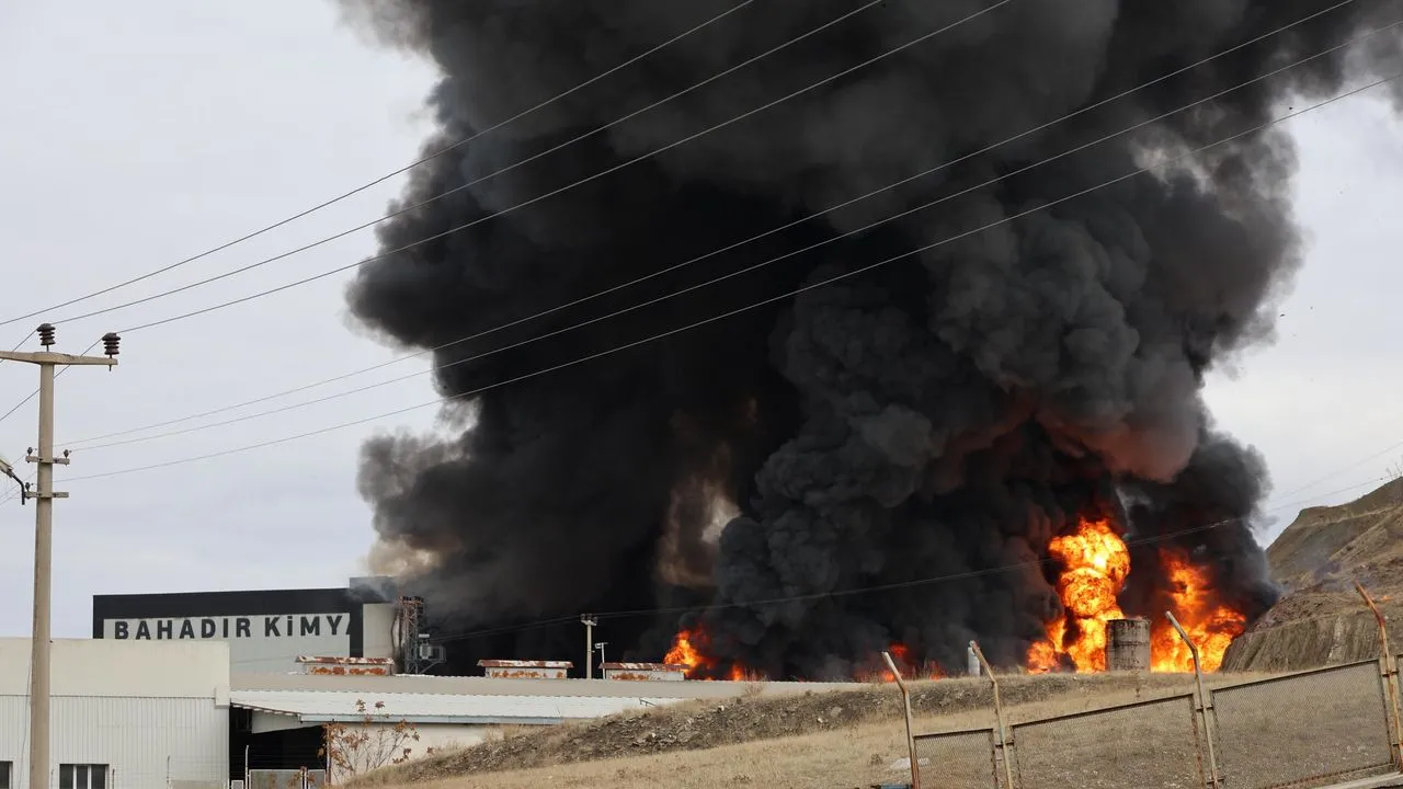 آتشسوزی یک کارخانه در منطقه صنعتی کریککاله
