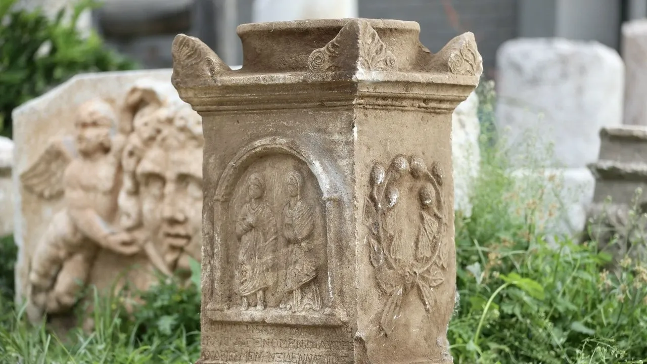 کشف یک سنگ قبر منقوش انسانی در موغلا