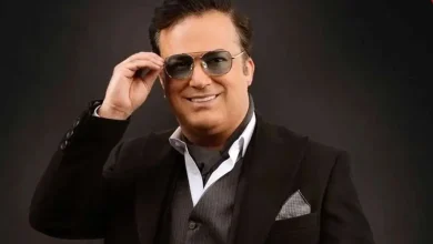 بوسه زدن حامد آهنگی بر دستان مادرش در کنسرتش