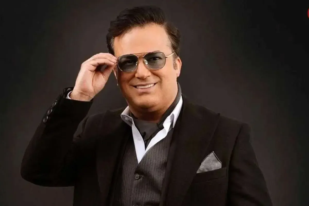 بوسه زدن حامد آهنگی بر دستان مادرش در کنسرتش