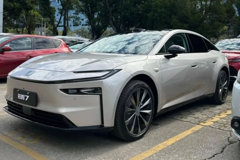 تویوتا bZ7 مدل 2026؛ تویوتا سدان الکتریکی جدید (+عکس) 4 تویوتا bZ71